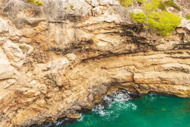 Mallorca İspanya 'daki Cala Santany körfezinin yukarısından İHA ile panoramik çekim.