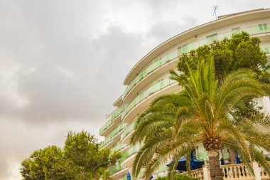 İspanya Mallorca Balearic Adaları 'ndaki Cala Santanyi plajında bir otel..