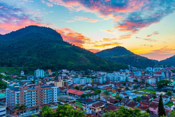 Brezilya 'daki Angra dos Reis dağlarının üzerinde güzel renkli bir gün doğumu..