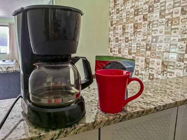 Macchina Caffè Tazza Rossa Sul Tavolo Cucina Angra Dos Reis — Foto Stock