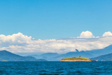 Angra dos Reis, Rio de Janeiro, Brezilya 'daki tropik adaların panoraması Ilha Grande.