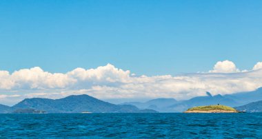 Angra dos Reis, Rio de Janeiro, Brezilya 'daki tropik adaların panoraması Ilha Grande.