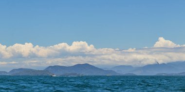 Angra dos Reis, Rio de Janeiro, Brezilya 'daki tropik adaların panoraması Ilha Grande.
