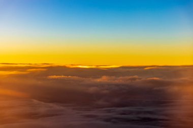 Güzel, renkli günbatımında Almanya 'dan Mallorca' ya uçmak.