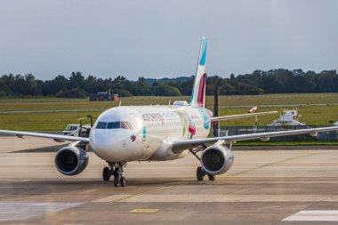Bremen Almanya 'sında havalanmadan önce Eurowings uçağı.