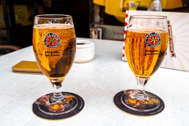 İspanya, Mallorca 'da Campos' ta iki bardak soğuk Estrella birası..