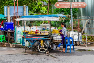 Bangkok Tayland 'da sokak yemeklerinden meyve alır gibi yiyecek ve meyve alıyor..