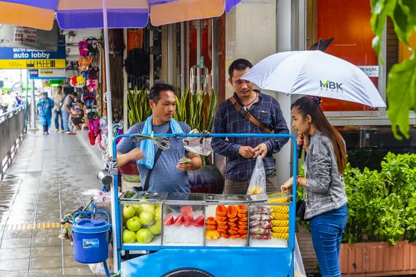 Compra Alimentos Frutas Stand Comida Rua Bangkok Tailândia — Fotografia de Stock