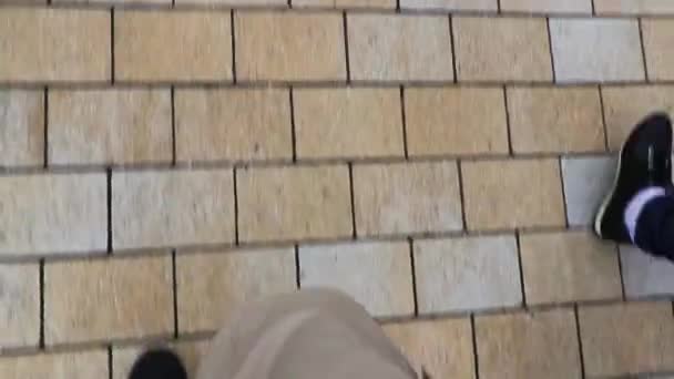 Homem Mulher Caminham Rapidamente Sapatos Esportivos Pretos — Vídeo de Stock