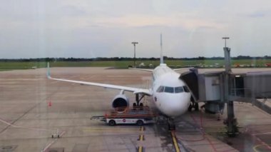 Bremen Almanya havaalanından kalkmadan önce Eurowings uçağı.