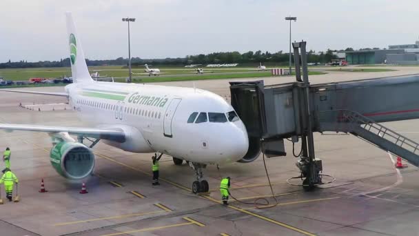 Окно Аэропорта Аэропорт Germania Airlines Пассажирском Мосту — стоковое видео