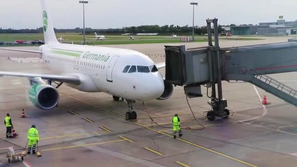 Окно Аэропорта Аэропорт Germania Airlines Пассажирском Мосту — стоковое видео
