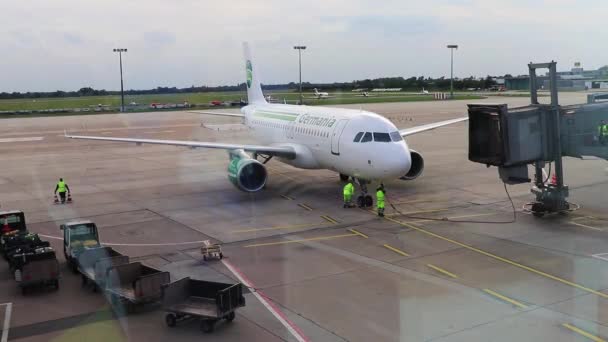 Flughafenfenster Flugzeug Der Germania Airlines Dockt Auf Passagierbrücke — Stockvideo