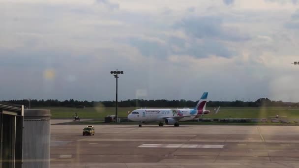 Avión Eurowings Antes Del Despegue Aeropuerto Bremen Alemania — Vídeos de Stock