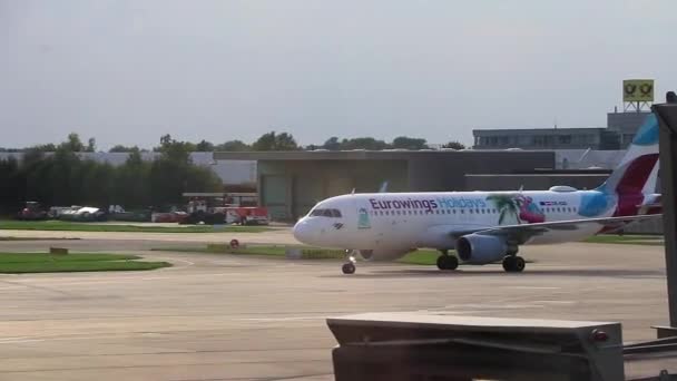 Avión Eurowings Antes Del Despegue Aeropuerto Bremen Alemania — Vídeos de Stock