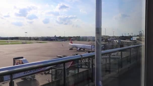 Kijk Uit Het Raam Het Vliegveld Turkish Airlines — Stockvideo