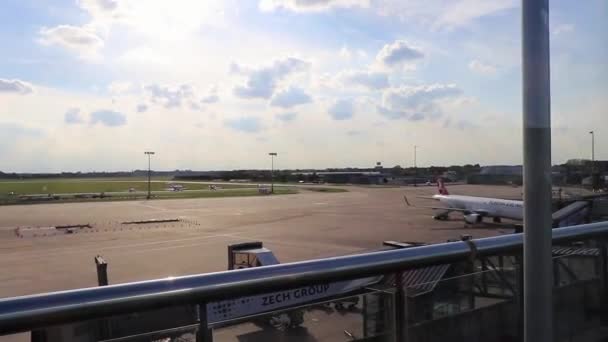 Wyjrzyj Przez Okno Lotniska Lotnisko Tureckie Linie Lotnicze — Wideo stockowe