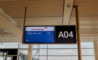 Eurowings Havayolları Almanya 'daki Bremen Havaalanı' nda biniş ve uçuş için mavi zaman çizelgesi.
