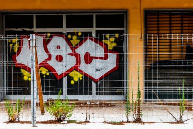 Mallorca İspanya 'daki Cala Figuera krizinden sonra boş ve yıkık dökük otel ve binalar.