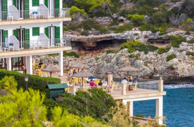 Cala Figuera Santany Mallorca İspanya 'daki körfez ve otelin muhteşem manzarası