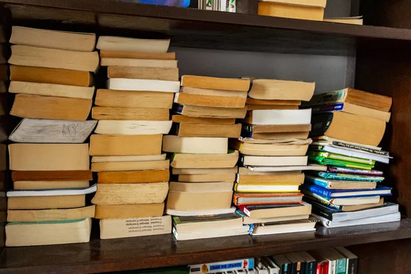 Livros Amarelados Velhos Empilhados Arrumados Prateleira Estante Biblioteca — Fotografia de Stock