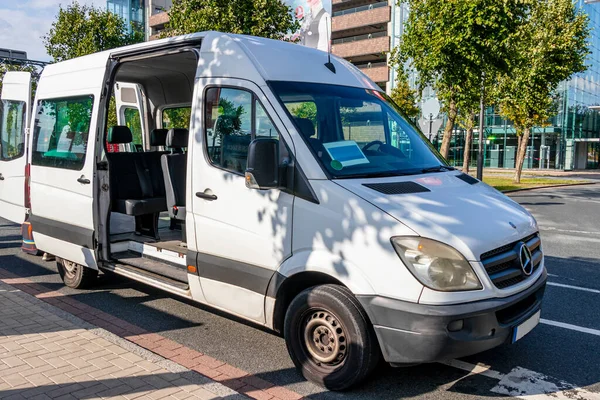 Bremen Havaalanı 'na kapısı açık beyaz Mercedes Sprinter nakliyesi.