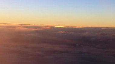 Güzel gün batımında ve güneş ışığında Avrupa 'nın üzerinde uçmak.