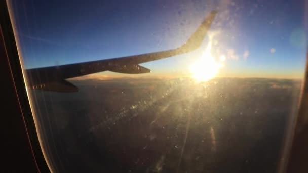在美丽五彩缤纷的日落和阳光下飞越欧洲 — 图库视频影像