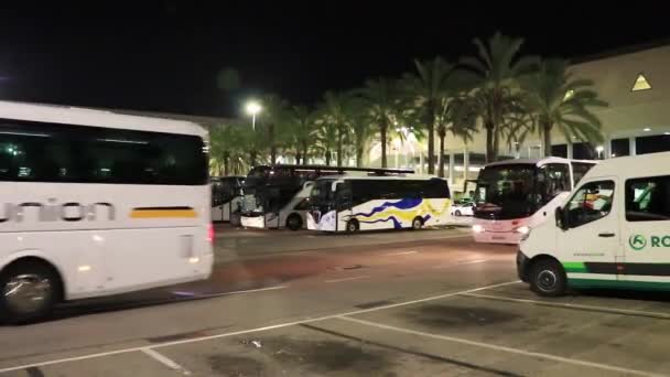 Ônibus Táxis Vans Tráfego Palma Maiorca Aeroporto Noite — Vídeo de Stock