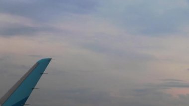 Uçak penceresinden Bremen Almanya 'ya uçuyor..