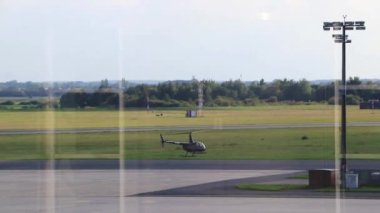 Havaalanının penceresinden dışarı bak. Uçan helikopter.