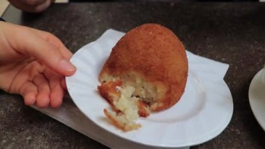 İtalyan aperatifi Arancini beyaz tabakta sunuldu.