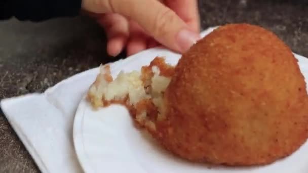 Lanche Italiano Arancini Apresentado Placa Branca — Vídeo de Stock