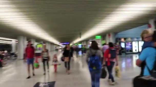 Lidé Spěchají Letiště Palma Mallorca Španělsko — Stock video