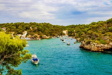 Körfezin panoramik manzarası ve İspanya 'nın Mallorca kentindeki Cala Figuera marinası..