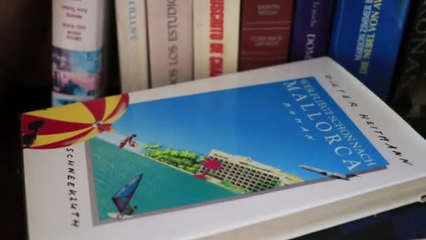 Vieux Mallorca Espagne Livres Empilés Rangé Sur Bibliothèque Étagère — Video