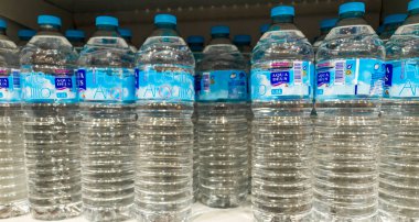 Mallorca İspanya 'da bir süpermarkette rafta duran plastik su şişeleri..
