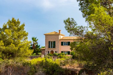 İspanya 'nın Mallorca adasında bahçeli tipik taş ev..
