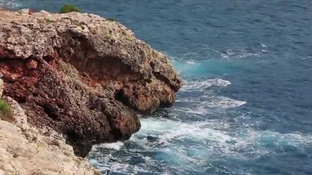 Bay Stenar Turkos Vågor Och Vatten Cala Figuera Mallorca Spanien — Stockvideo