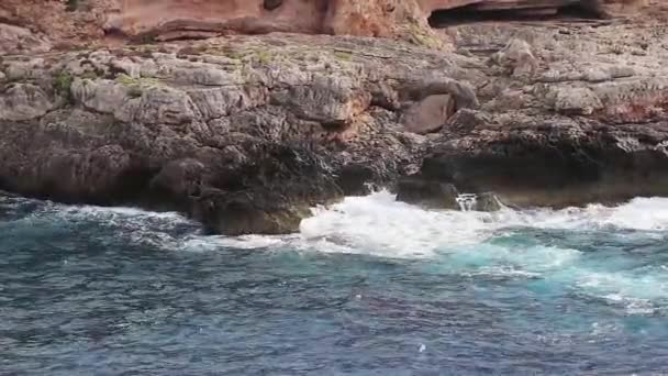 Bay Stenar Turkos Vågor Och Vatten Cala Figuera Mallorca Spanien — Stockvideo