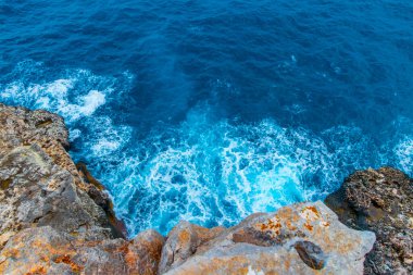 Santany Mallorca İspanya 'da Cala Figuera' nın kayaları ve turkuaz suyu