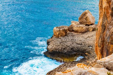 Santany Mallorca İspanya 'da Cala Figuera' nın kayaları ve turkuaz suyu