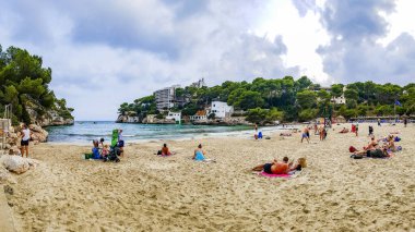 İspanya 'nın Mallorca Balear Adalarındaki Cala Santany Körfezi uçurumları ve plajları.