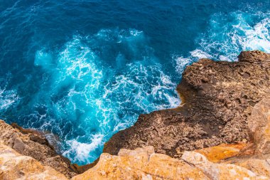 Santany Mallorca İspanya 'da Cala Figuera' nın kayaları ve turkuaz suyu