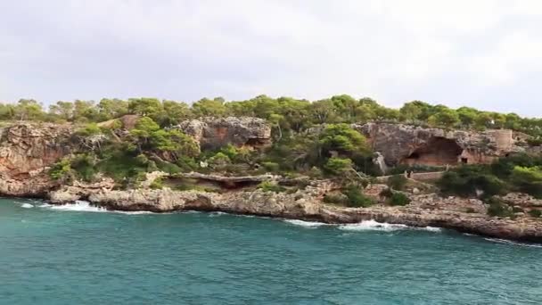 Bay Stenar Turkos Vågor Och Vatten Cala Figuera Mallorca Spanien — Stockvideo