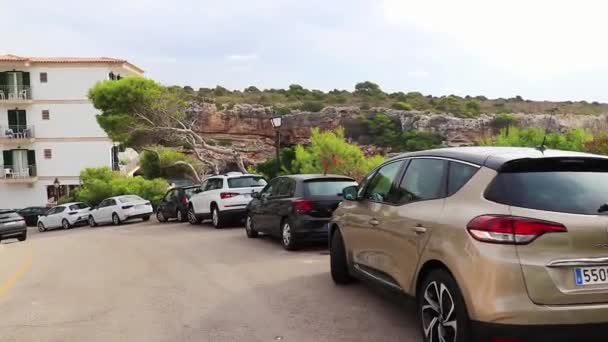 Caminhando Por Uma Rua Típica Com Carros Estacionados Maiorca Espanha — Vídeo de Stock