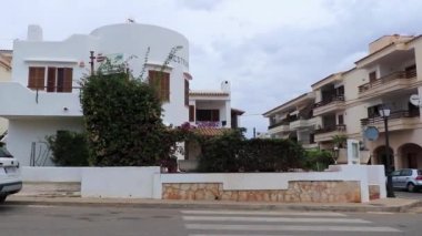 Cala Figuera Mallorca İspanya 'da sokak binaları ve insanlar.