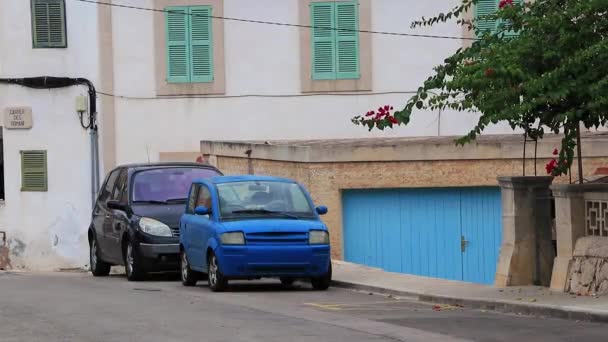 Mały Niebieski Samochód Zaparkowany Cala Figuera Mallorca Hiszpania — Wideo stockowe
