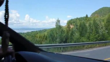 Yazın Norveç 'te dağlar ve fiyort manzarasıyla araba sürmek.