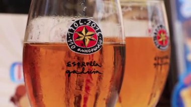 İki bardak soğuk Estrella birası Mallorca İspanya.